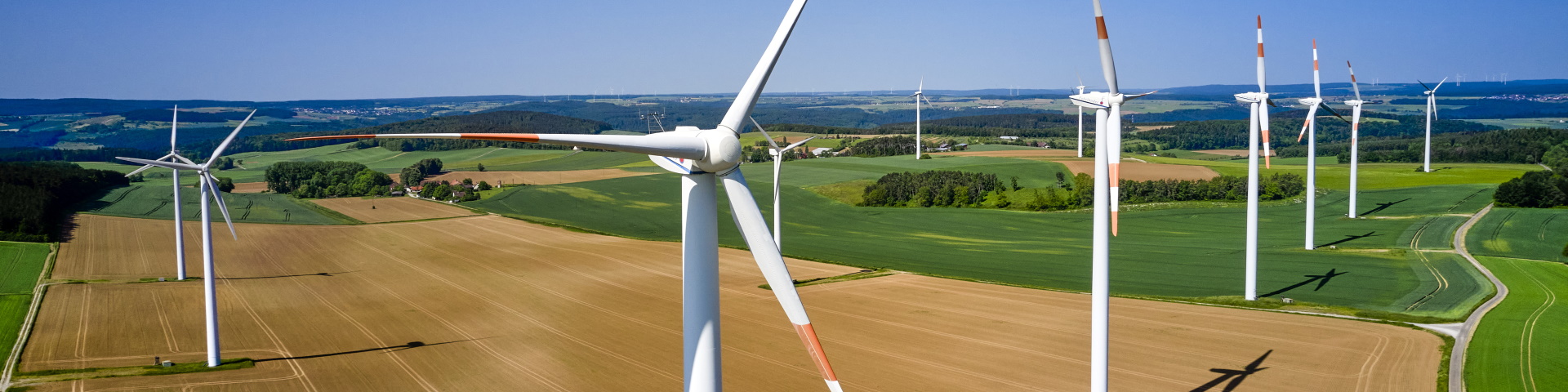 Winkraftanlage in sommerlicher Kulisse im Windpark Höhefeld