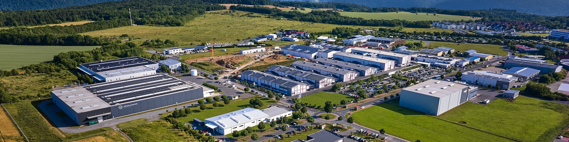 Drohnenbild vom Gewerbegebiet Reinhardshof mit den zwei Weltmarktführern König & Meyer und Pink Vakuumtechnik im Vordergrund