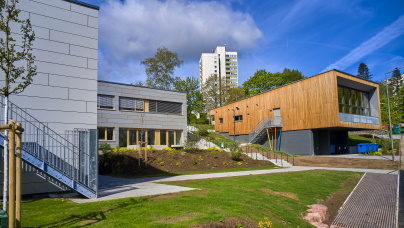 Otfried-Preußler-Schule (links) und die Mensa der "Neuen Sozialen Mitte"