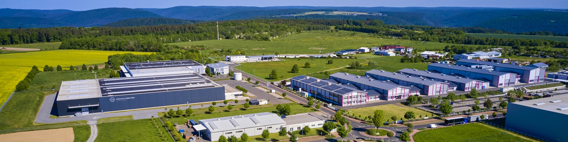 Drohnenbild vom Gewerbegebiet Reinhardshof mit den zwei Weltmarktführern König & Meyer und Pink Vakuumtechnik im Vordergrund