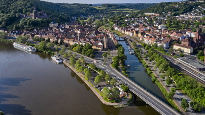 Luftaufnahme: Zusammenfluss von Main und Tauber mit Blick auf die Werhteimer Altstadt.
